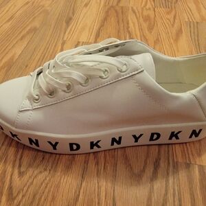 Gorgeous DKNY Banson Sneaker Size 9.5 women